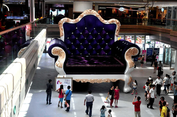 worlds-biggest-sofa